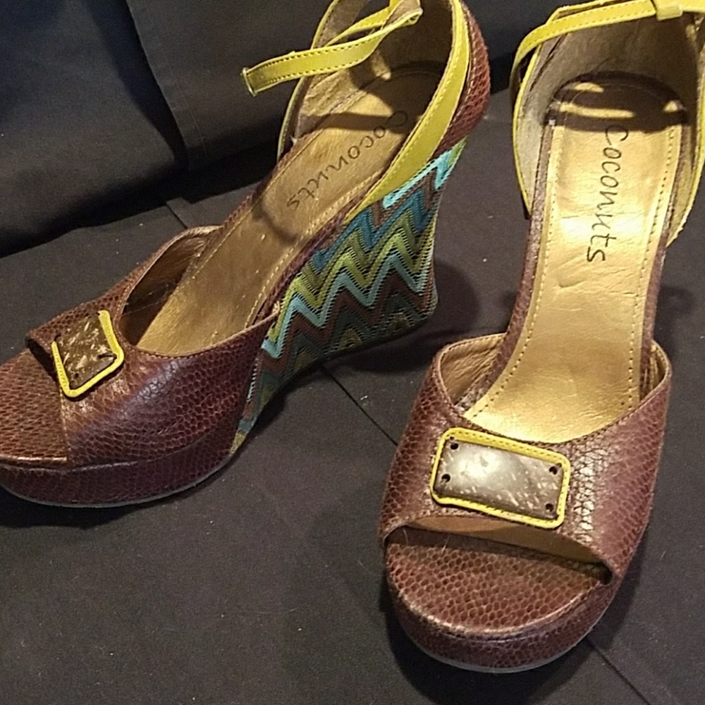 NWOT Coconuts retro chevron print wedges, Sz 10